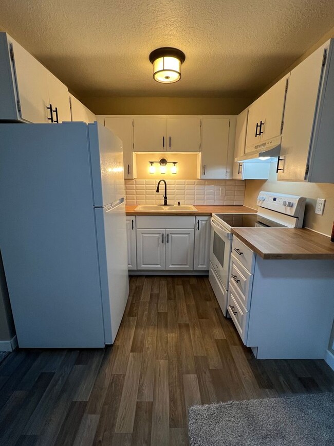 Building Photo - Fully Remodeled Rockwood 2-Bedroom