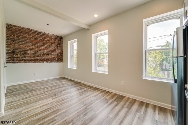 Building Photo - 38 Willowdale Ave