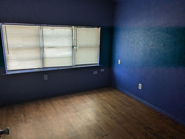 Building Photo - 3 Bed 1 Bath with fenced yard, laundry roo...
