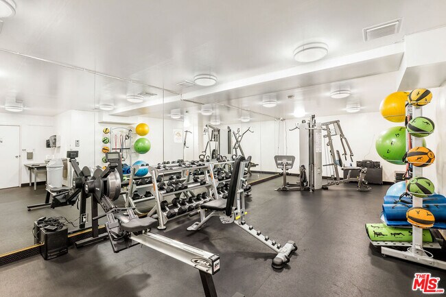 Building Photo - 100 S Doheny Dr