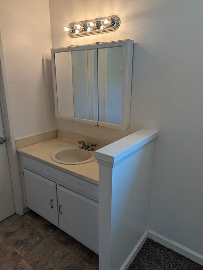 Building Photo - 3 Bedroom 2.5 Bathroom Two Story Townhome in Spring Valley