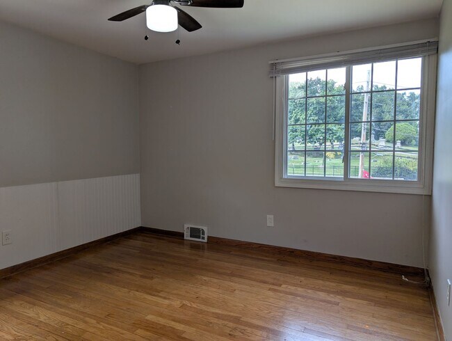 Building Photo - 8983 Highland Dr