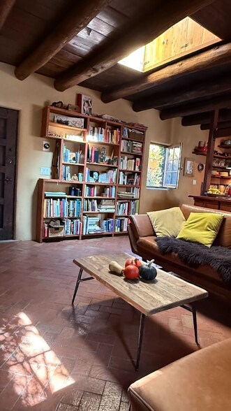 Building Photo - 824 Canyon Rd