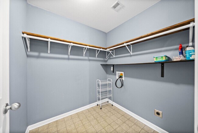 Building Photo - Pet Friendly Three Bedroom!