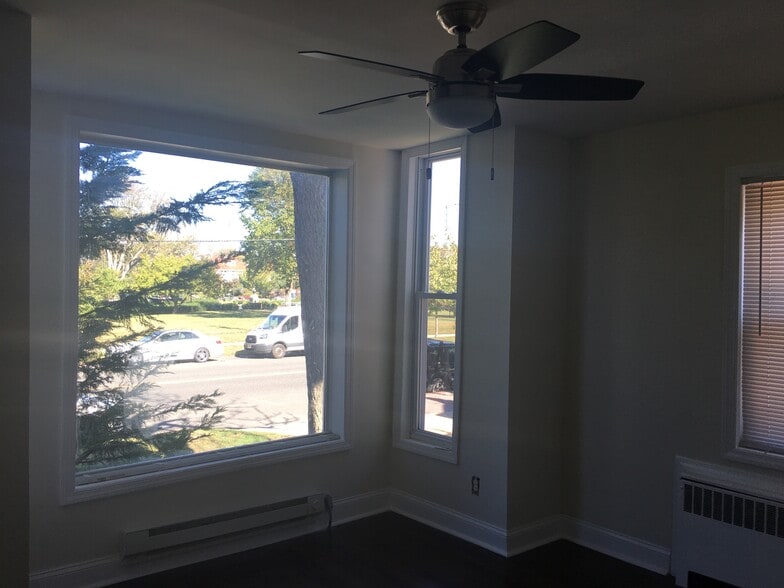 Large picture window overlooking park! - 708 Grand Ave