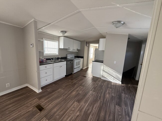 Building Photo - 80 Redwood Ln