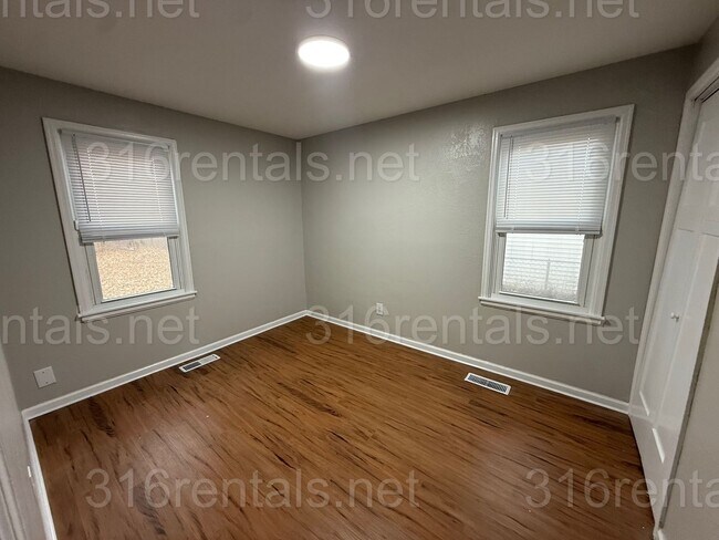 Building Photo - $1100 - 3 bedroom / 1 bathroom - Single Family Home