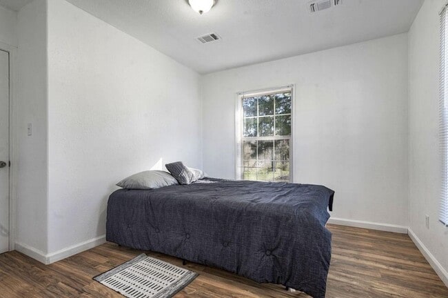 Building Photo - 472 E Main St