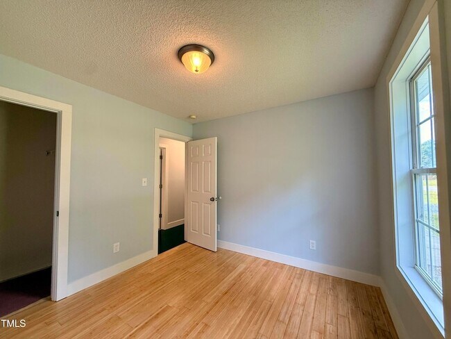 Building Photo - 1000 Meadowgreen Dr