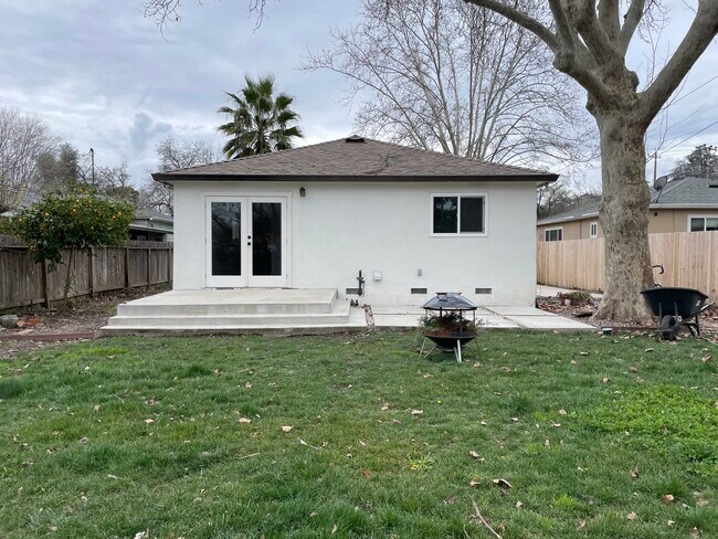 Building Photo - 1030 Lincoln St