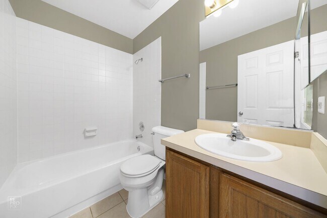Building Photo - Elgin Two Bedroom with Loft and Two Car Ga...