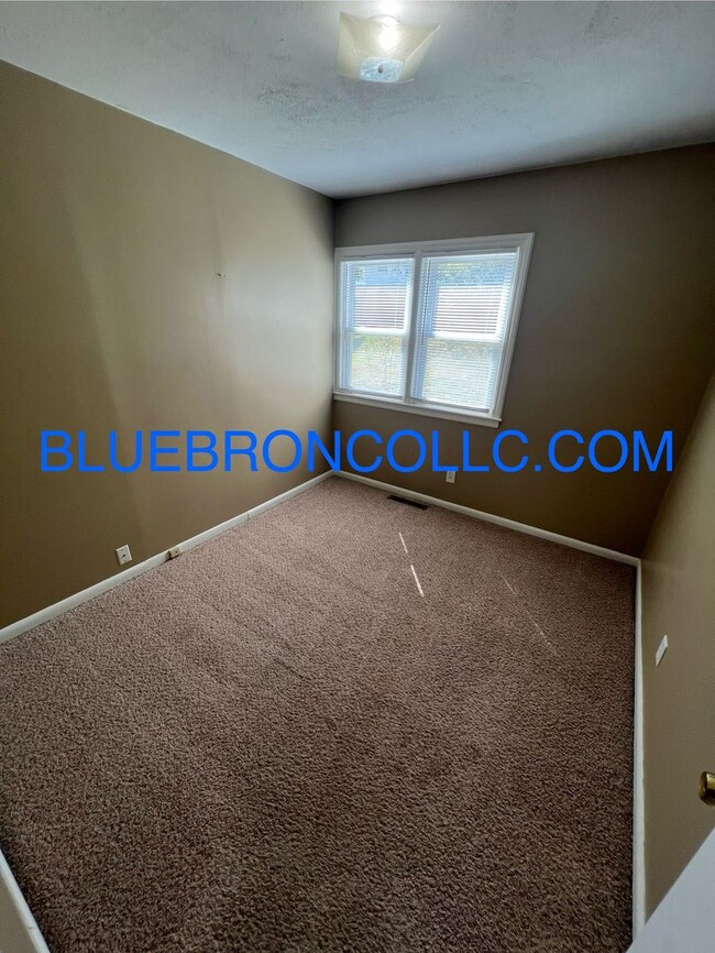 Building Photo - Beautiful house with nice hardwood floors ...