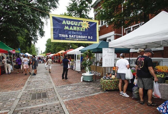 Building Photo - Lilac House
