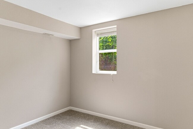Building Photo - Spacious and versatile 6-bedroom, 2-bath split-level home