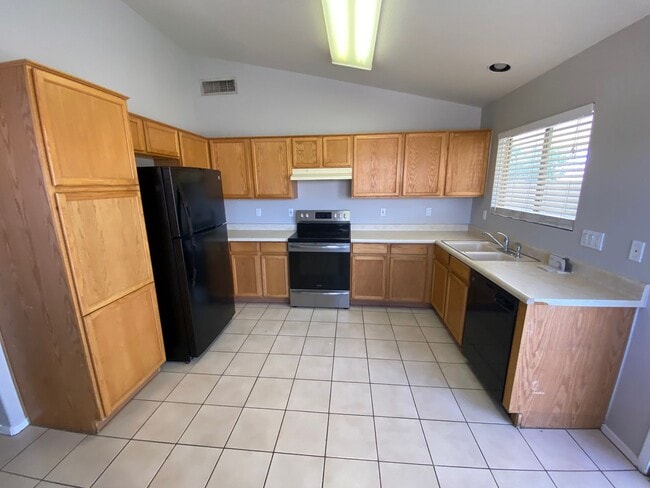 Building Photo - Close to community amenities!
