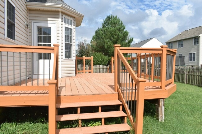 Building Photo - Bright & Spacious Home in Fredericksburg!