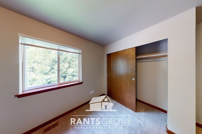 Building Photo - Spacious and Versatile Home in Sought-Afte...