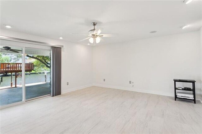 Building Photo - Beautiful Water Front Home