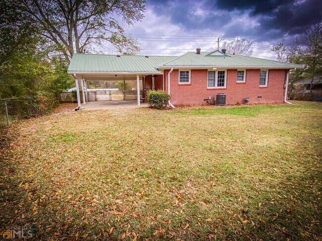 Building Photo - 381 W Candler St