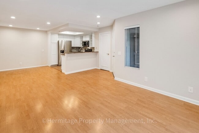 Building Photo - 1 Bedroom Tustin Condo for Lease - Great L...