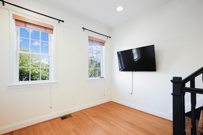 Building Photo - Spiffy 3 Bedroom, 2 Full Bathroom Rowhome just steps from Lincoln Park!!