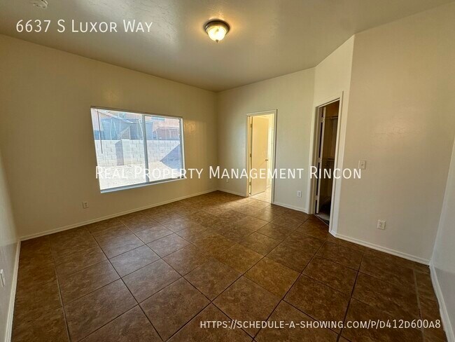 Building Photo - 6637 S Luxor Way