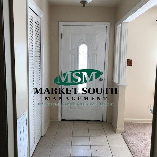 Building Photo - ~~Convenient location on Savannah's Souths...