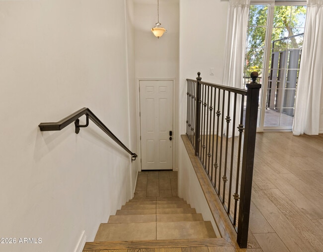 Building Photo - 421 W 6th St