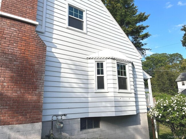 Building Photo - 14 Willow Bend