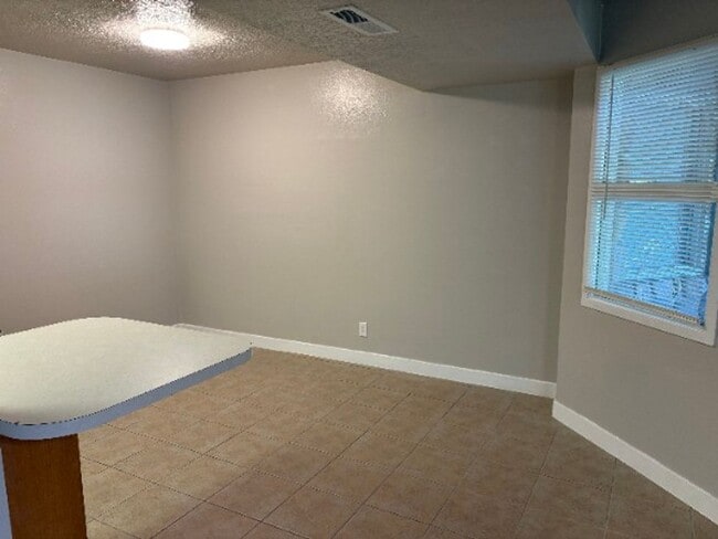 Building Photo - Beautiful Ground Floor Condo Near UVU & I-15 | 3 Bed / 2 Bath