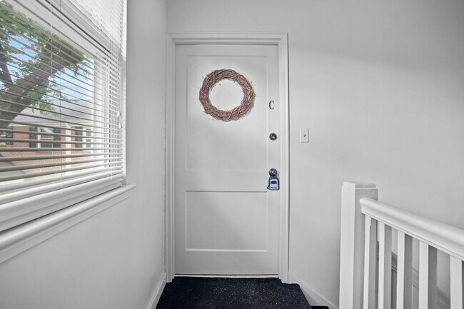 Building Photo - Renovated 2BR/1BA Condo close to shopping and the hospital