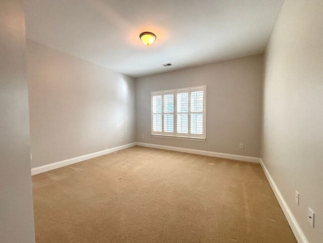 Building Photo - Available 1/15. Beautiful Remodeled 5 BR/4 BA Home in Park West!