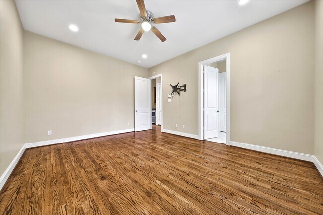 Building Photo - 902 W 23rd St