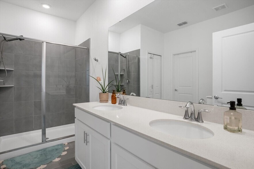 Building Photo - 1820 Church Lake St