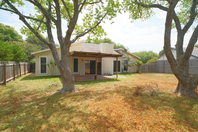 Building Photo - Gorgeous home available in great neighborhood. Realtor Commission: $500