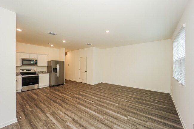 Building Photo - Fantastic 3bd/2ba home! Coming soon!