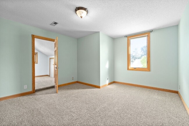 Building Photo - Pet Friendly Three Bedroom!