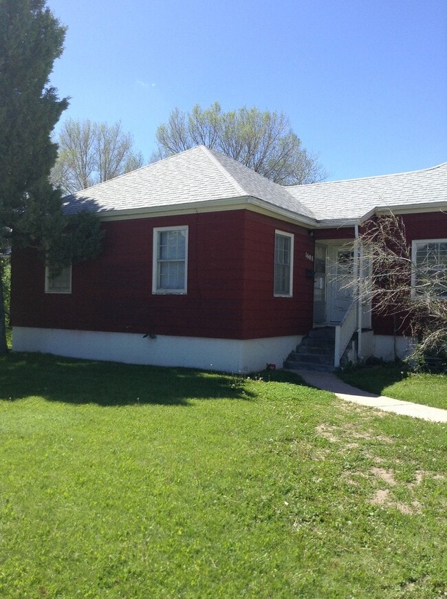 Building Photo - MOVE IN SPECIAL! 2 WEEKS RENT FREE WITH A ...