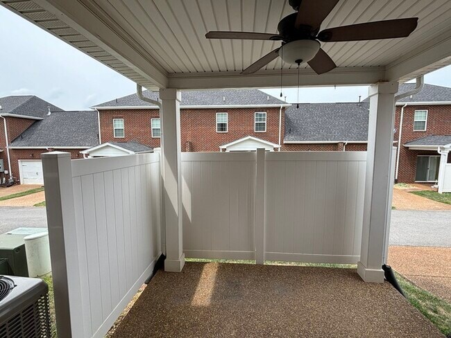 Building Photo - White House townhome available with 1 car ...