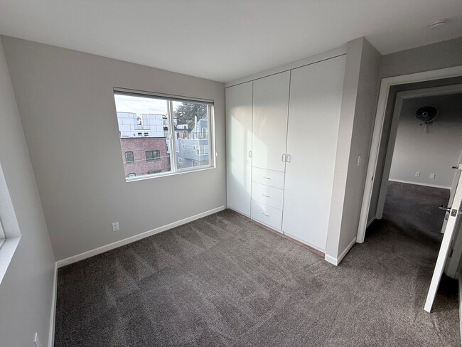 Building Photo - Top-Floor 3 Bed 2 Bath Condo in Fremont
