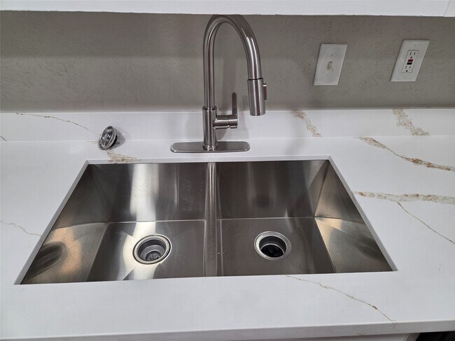 Building Photo - 527 Tara Plantation Dr