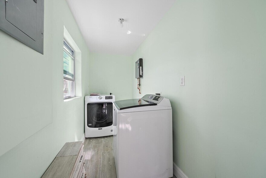 Building Photo - 135 E 28th St