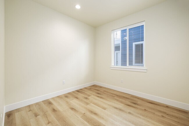 Building Photo - Nearly Brand Bew 3+2 apartment with parking!