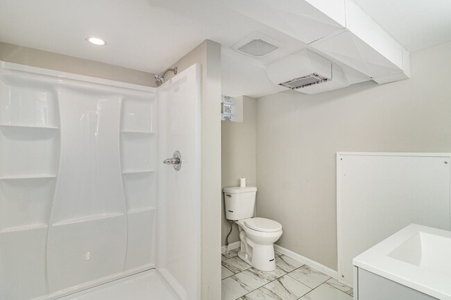 Building Photo - Beautiful 4 Bed 2 Bath Home With Fence and...