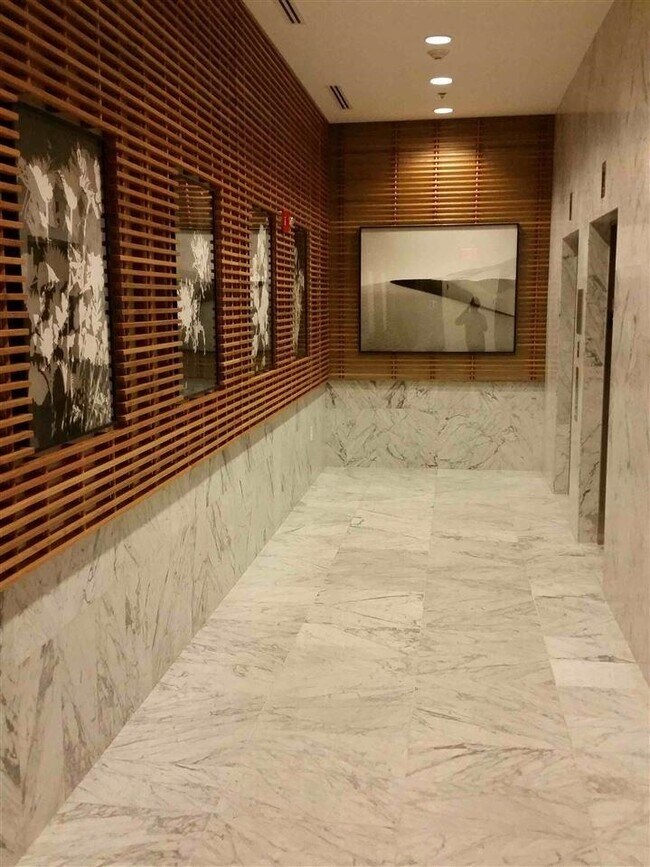 Building Photo - 1100 Maxwell Ln