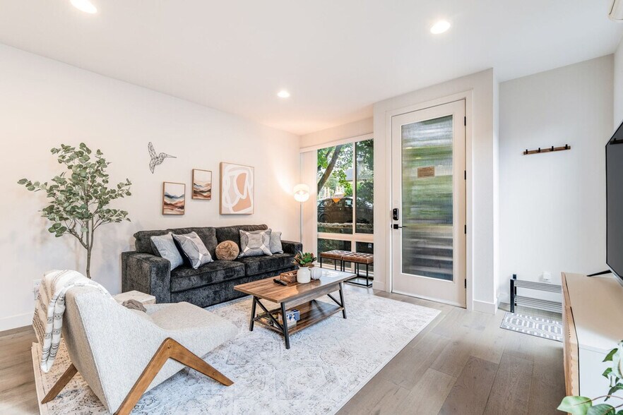 Primary Photo - 2319A Franklin Ave E