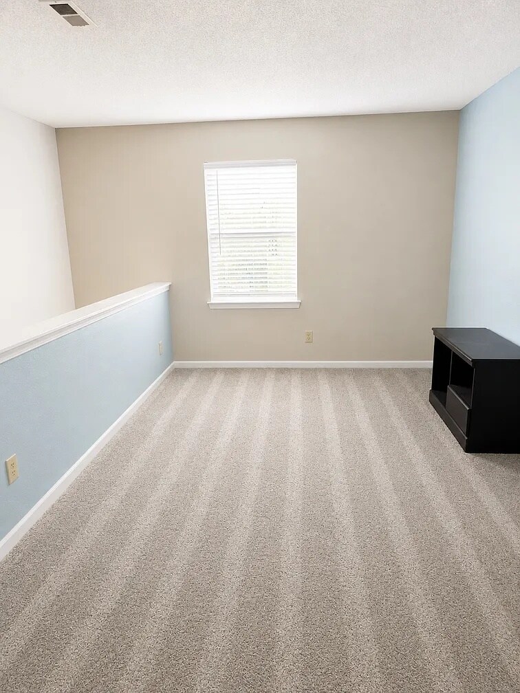 Building Photo - 12754 Crescent Dr
