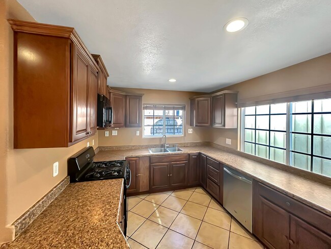 Primary Photo - Beautiful 3B 2BA Duplex Unit w/ Balcony, W...