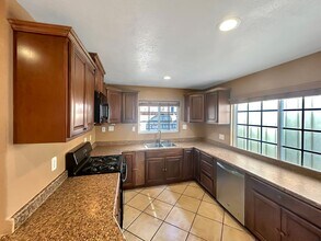 Building Photo - Beautiful 3B 2BA Duplex Unit w/ Balcony, W...