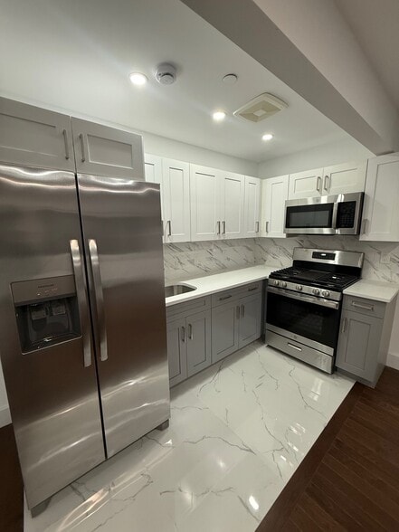 Building Photo - 5-31 B 72 St